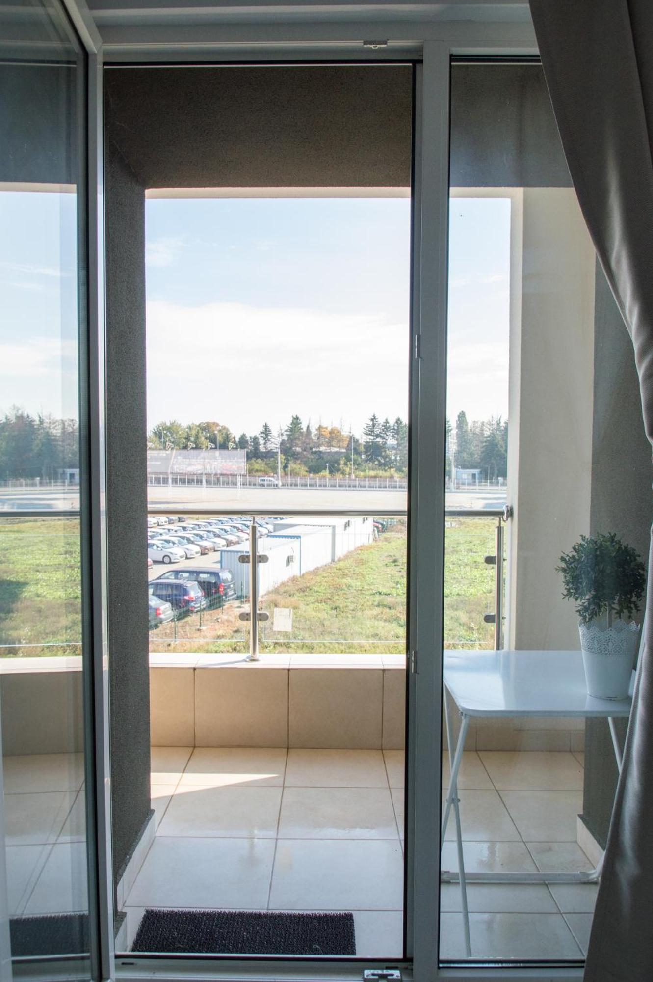 Airport Residence - 5 Mins From Airport Отопени Екстериор снимка